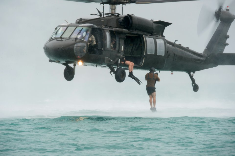 Helicopter dive insertion, RIMPAC 2014 140717-N-MF909-128