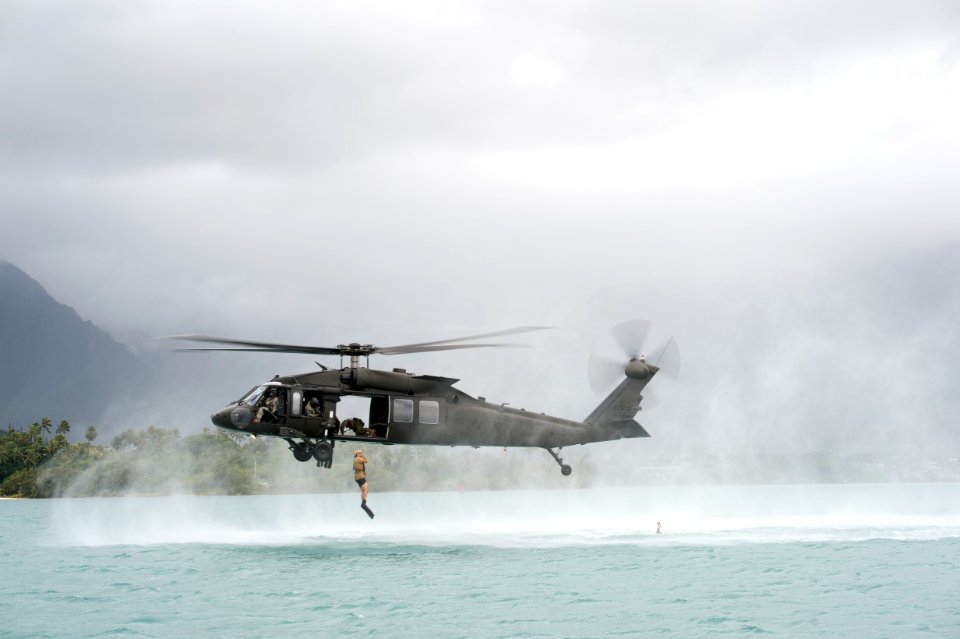 Helicopter dive insertion, RIMPAC 2014 140717-N-MF909-253