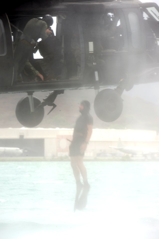 Helicopter dive insertion, RIMPAC 2014 140717-N-MF909-398