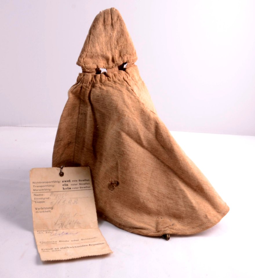 Helmüberzug mit Einschussloch und Laufzettel von Engelbert Birgel, item 1
