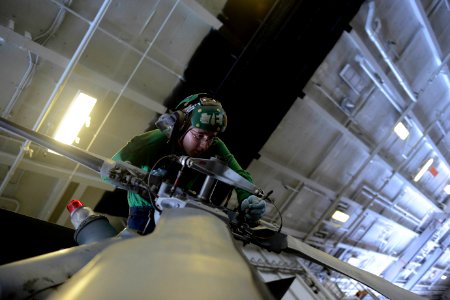Helicopter maintenance 131230-N-CC806-063