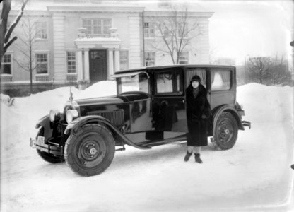 Henkiläauto (Packard 1926) Itäinen Puistotie 8 a-n pihalla - N29009 (hkm.HKMS000005-km002356)
