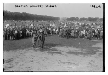 Helping wounded soldier LCCN2014705162