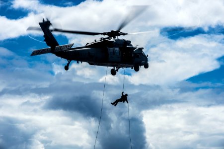 Helicopter rope suspension technique exercise 140904-N-IC565-044