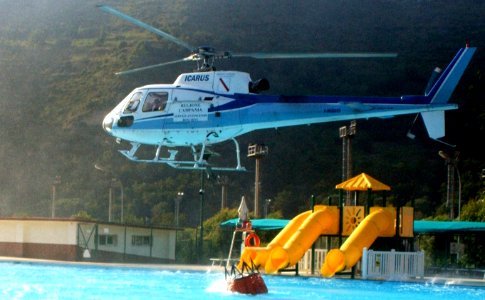 Helicoptere bombardier d eau Italie