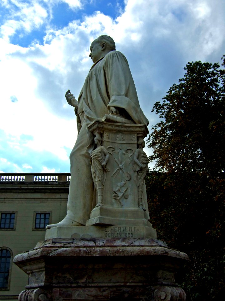 Helmholtz-statue-sideview