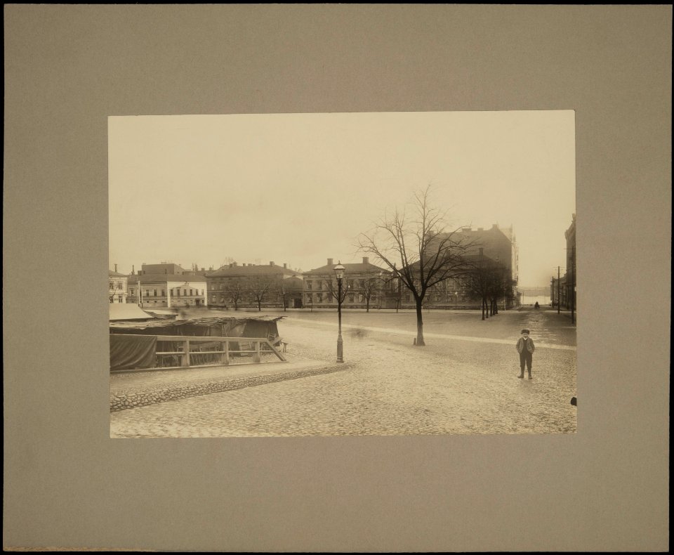 Helsinki 1898, Kasarmitori. Fabianinkatu 13, 15, 17, 19. Eteläinen Makasiinikatu 5. Pohjoinen Makasiinikatu 5. - G16206 (hkm.HKMS000005-km0000m96a)