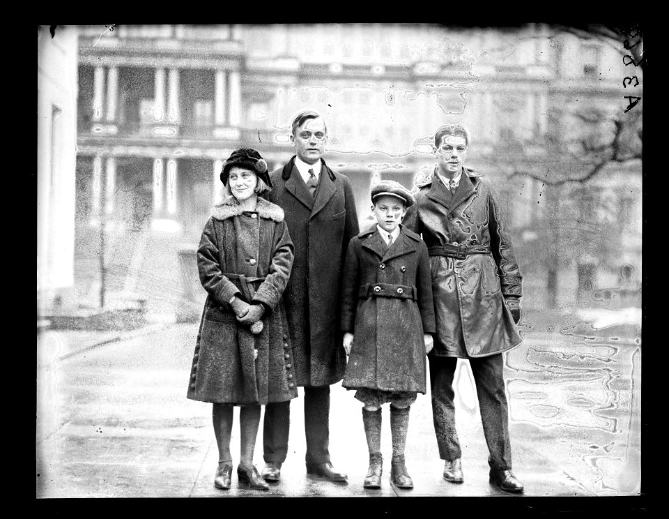 Henry C. Wallace and children; State, War and Navy Building in background. Washington, D.C. LCCN2016891087