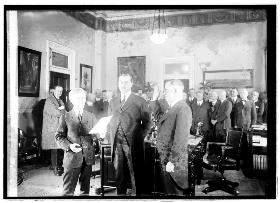 Henry C. Wallace swearing in, 3-5-21 LCCN2016844982