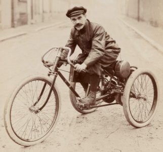 Henri Béconnais sur motocycle Perfecta à moteur Soncin, en 1899