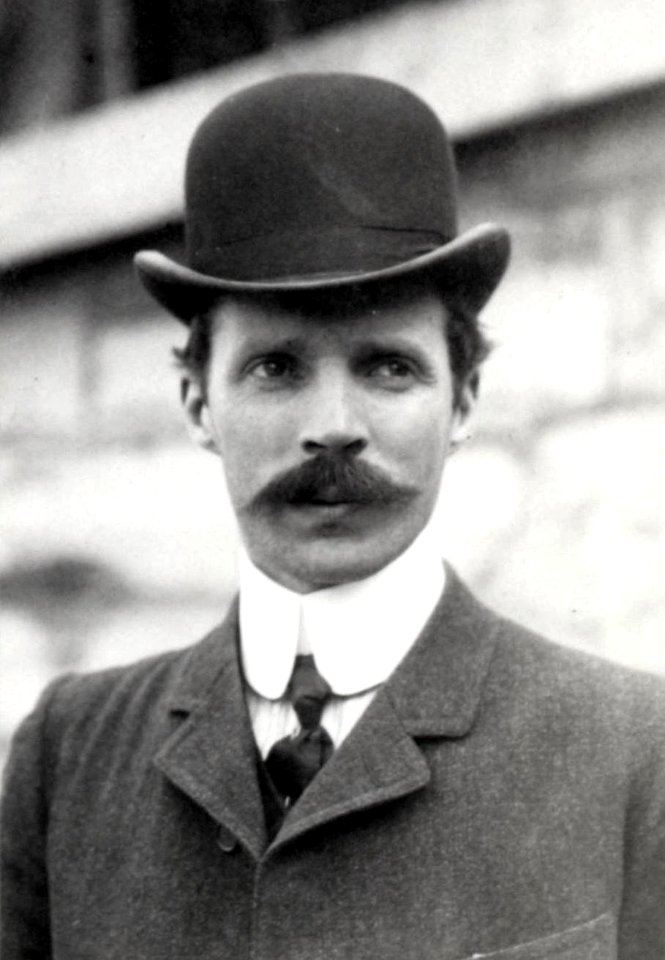 Henri Farman en 1903 (au Paris-Madrid)