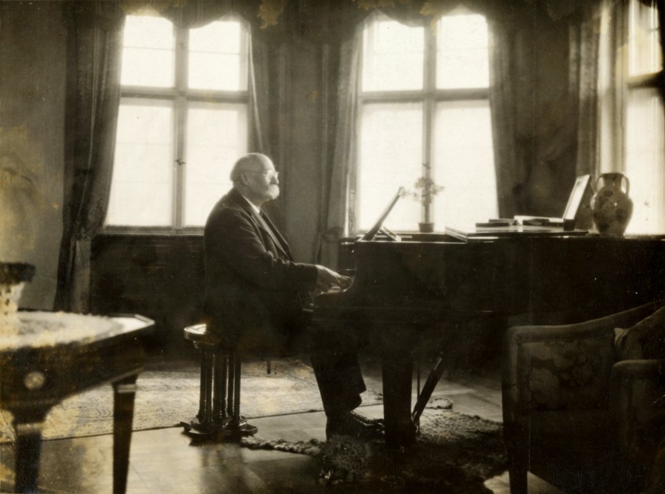 Henri La Fontaine au piano