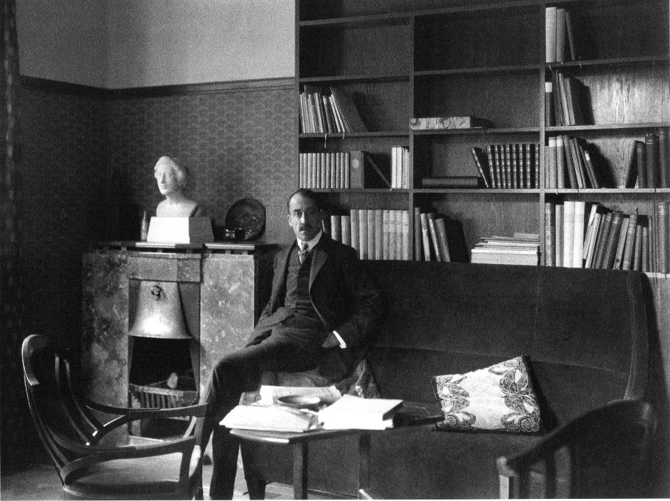Henry van de Velde im Arbeitszimmer seines Hauses Hohe Pappeln in Weimar-Ehringsdorf, 1908