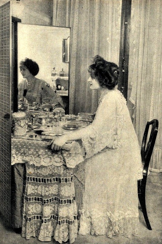 Henri Manuel - Eine Pariserin vor dem Toilettentisch, 1910