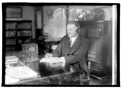 Herbert Hoover with radio, 3-9-22 LCCN2016846135