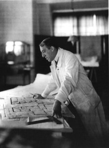 Henry van de Velde im Atelier über dem Grundriss des neuen Pastoratsgebäudes in Riga, um 1911