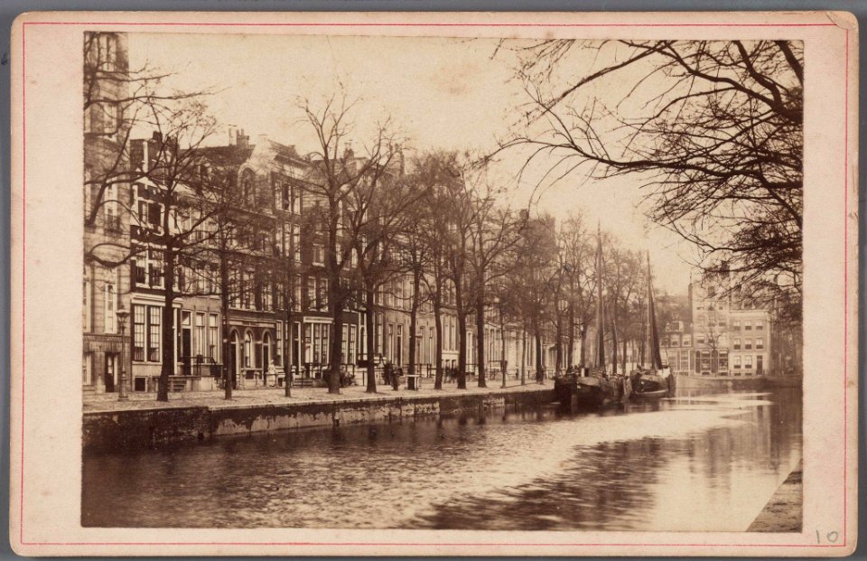 Herengracht 2-42 (vrnl), gezien in noordelijke richting, naar de Brouwersgracht