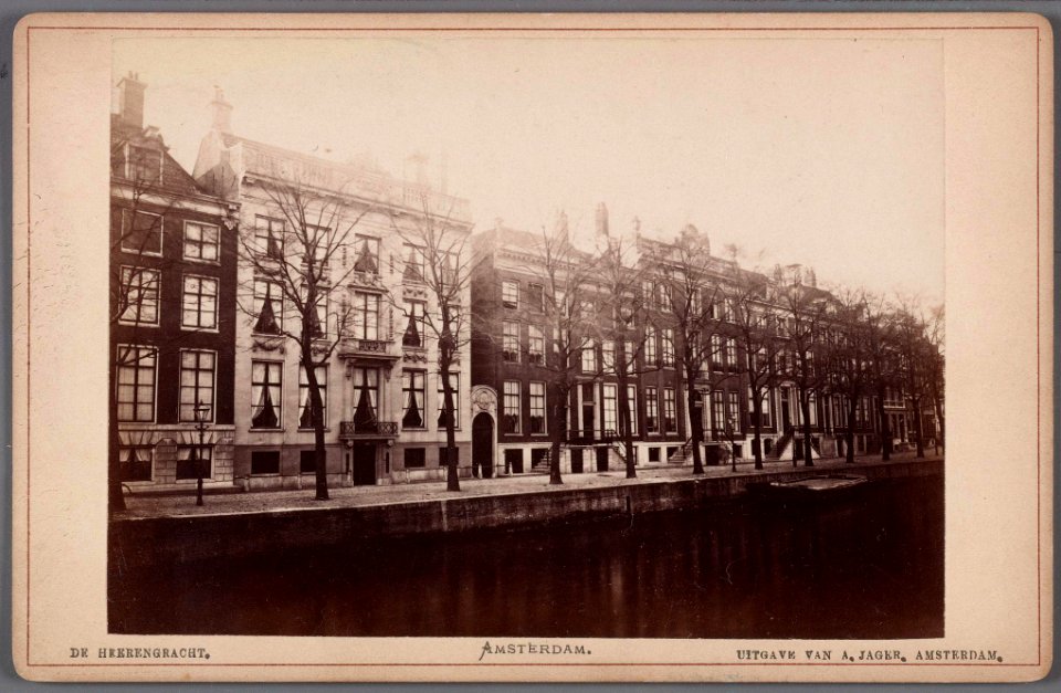Herengracht 556 (gedeeltelijk), 554, 552 en lager, gezien vanaf de Utrechtsestraat in de richting van de Reguliersgracht