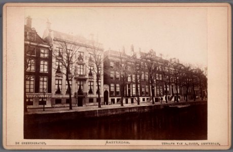 Herengracht 556 (gedeeltelijk), 554, 552 en lager, gezien vanaf de Utrechtsestraat in de richting van de Reguliersgracht