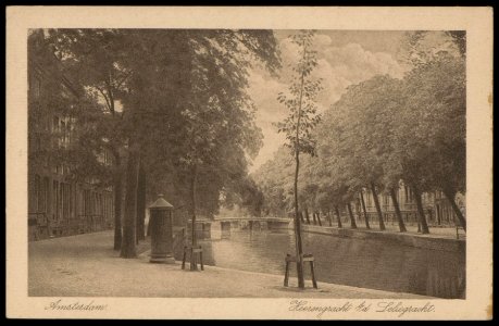 Herengracht met op de achtergrond de Leliegracht. Uitgave A.J. Nuss, Amsterdam, Afb PBKD00288000004