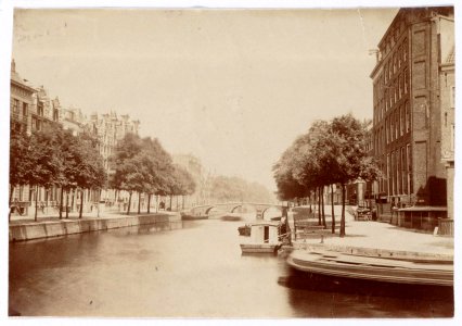 Herengracht-Gezien in noordelijke richting. Rechts de ingang van de Beulingstraat