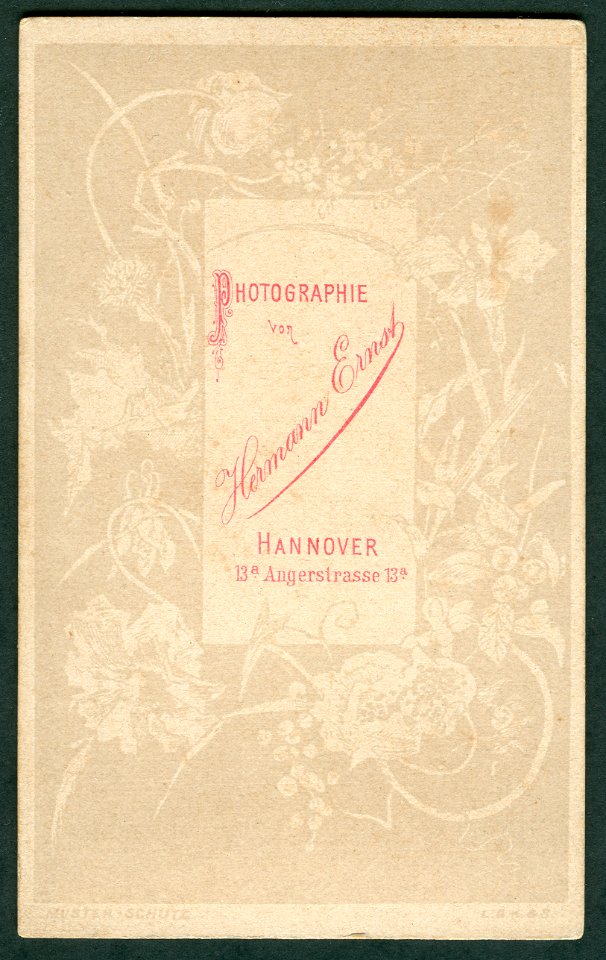 Hermann Ernst Angerstraße 13a Hannover CDV junge Frau mit Körbchen am Baumstumpf Rückseite 600 dpi
