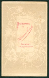 Hermann Ernst Angerstraße 13a Hannover CDV junge Frau mit Körbchen am Baumstumpf Rückseite 600 dpi