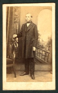 Hermann Günter Hannover Marienstraße 2 Portrait Herr vor Gemälde Waterlooplatz Ansicht