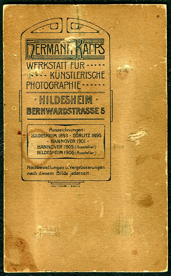 Hermann Kapps CDV Hannover 1901 Bronzene Medaille Mädchen mit Porzellankopfpuppe im Atelier, Revers ab 1906