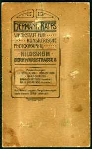 Hermann Kapps CDV Hannover 1901 Bronzene Medaille Mädchen mit Porzellankopfpuppe im Atelier, Revers ab 1906