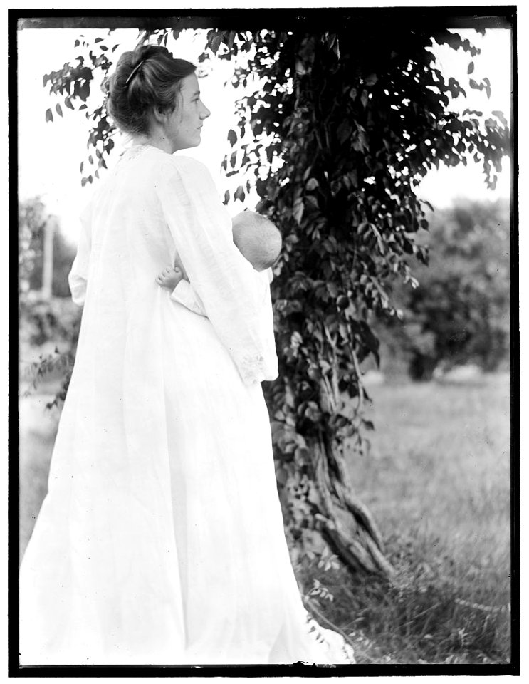 Hermine (Käsebier) Turner and her son in a garden in Oceanside, L.I. LCCN2006684223