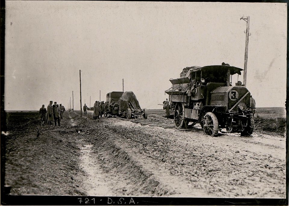 Herausziehen eines Mörserwagens mittels Zugwagen und Kette. (BildID 15734403)