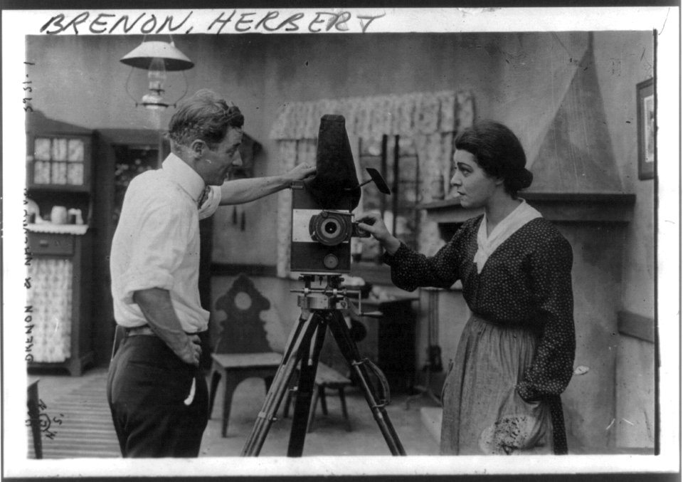 Herbert Brenon & Alla Nazimova examining a movie camera, Aug. 9, 1916 - half-length, standing, right profile LCCN2005679802