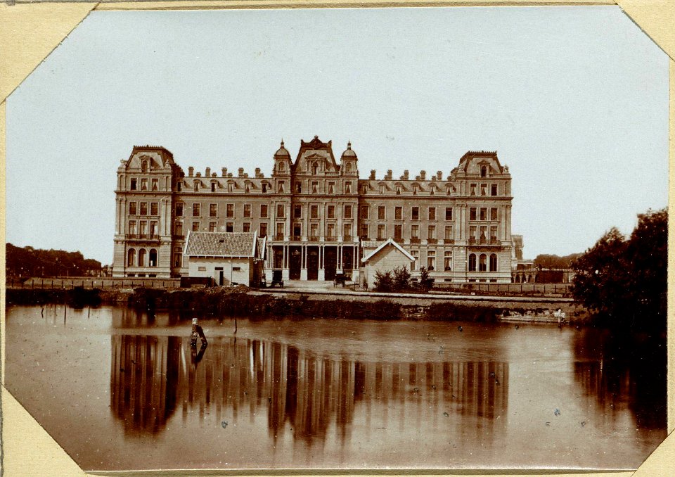 Het Amstel-Hotel vóór de Vergrooting van den Buiten Amstel (sic) gezien, 010094000437