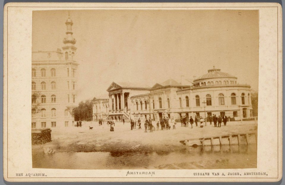 Het Aquariumgebouw van Artis, Plantage Middenlaan 53. Links Plantage Middenlaan 88 en op de voorgrond de Singelgracht