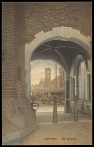 Het Beurspoortje gezien vanaf het Beurspleintje naar de Vijgendam en op de achtergrond de beurs van Berlage, Afb PBKD00347000001