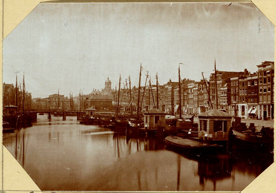 Het Damrak als binnenhaven, ziende van de Nieuwebrug naar de Oudenbrug