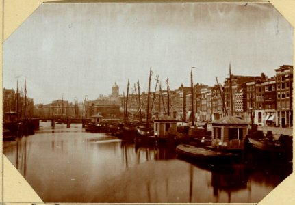 Het Damrak als binnenhaven, ziende van de Nieuwebrug naar de Oudenbrug