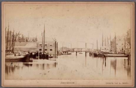 Het Damrak gezien in noordelijke richting naar de Oudebrug en de Nieuwebrug, met links de oude Korenbeurs photo