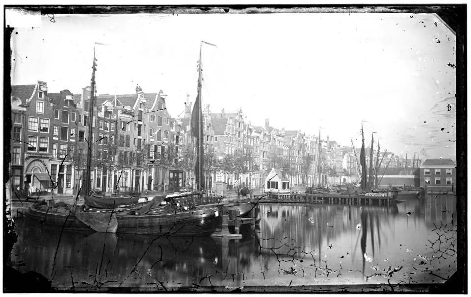 Het Damrak gezien in noordelijke richting, voor de verbreding van de kade in 1873