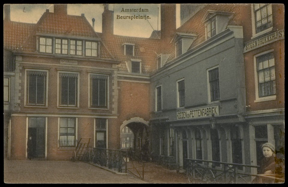Het Beurspoortje gezien vanaf het Beurspleintje bij het begin van het Rokin. Uitgave Brouwer & De Veer, amsterdam, Afb PBKD00347000011