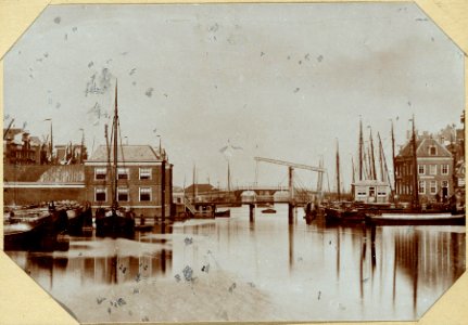 Het Damrak vóór de Demping, ziende op de voormalige Korenbeurs en op de Oudenbrug