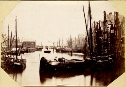 Het Damrak vóór de Demping, ziende van de Papenbrug naar de Oudenbrug