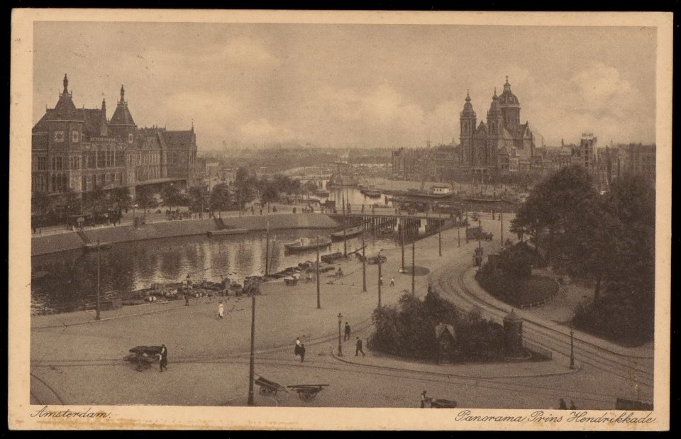 Het Centraal Station en de Sint Nicolaaskerk met het Open Havenfront tussen het Stationsplein en de Prins Hendrikkade, Afb PBKD00194000007
