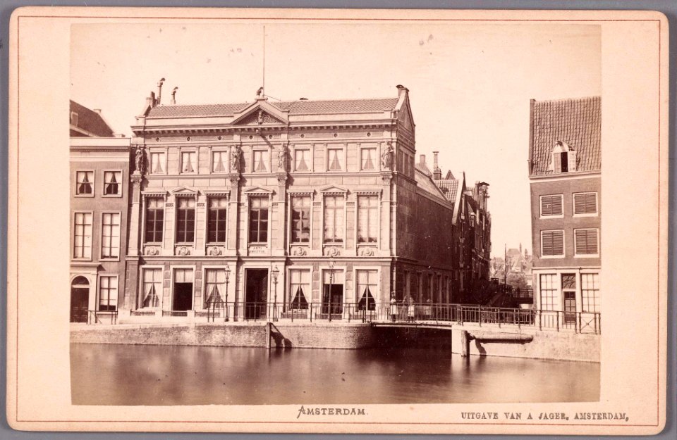 Het gebouw van Arti et Amicitiae, Rokin 112. Rechts het nog ongedempte Spui