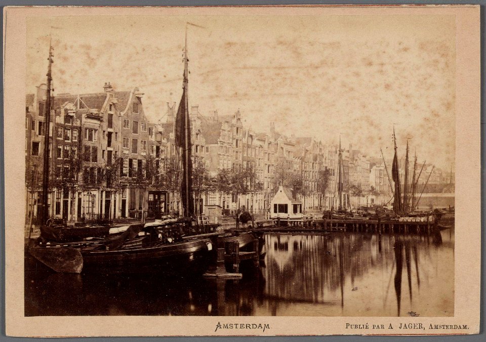 Het Damrak gezien in noordelijke richting voor de verbreding van de kade in 1873