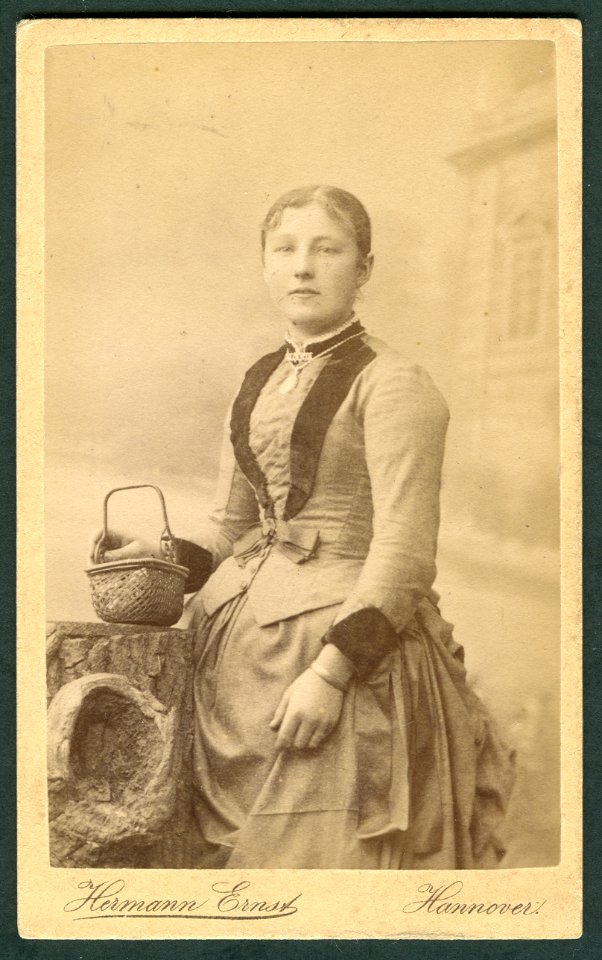 Hermann Ernst Angerstraße 13a Hannover CDV junge Frau mit Körbchen am Baumstumpf Bildseite