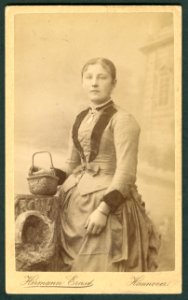 Hermann Ernst Angerstraße 13a Hannover CDV junge Frau mit Körbchen am Baumstumpf Bildseite