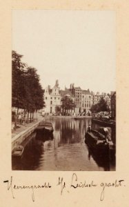 Herengracht 392-370 (v.l.n.r.), gezien vanaf de Koningssluis in noordwestelijke richting naar de Leidsegracht (midden links) photo