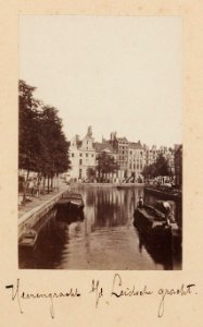 Herengracht 392-370 (v.l.n.r.), gezien vanaf de Koningssluis in noordwestelijke richting naar de Leidsegracht (midden links)